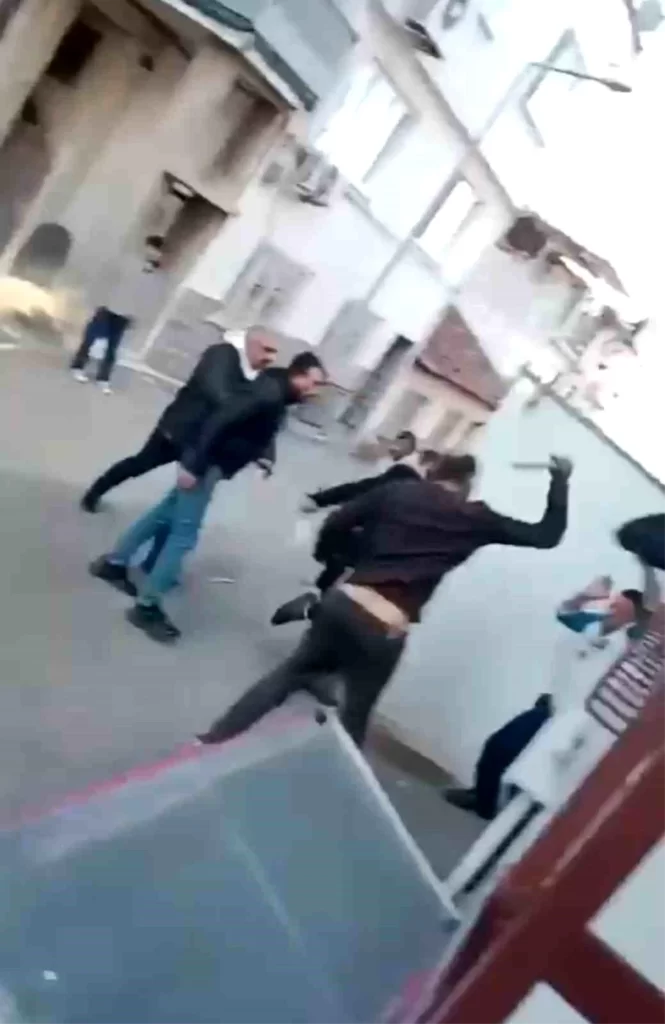 Bursa’da 3 kişi bir kişiyi öldüresiye dövdü