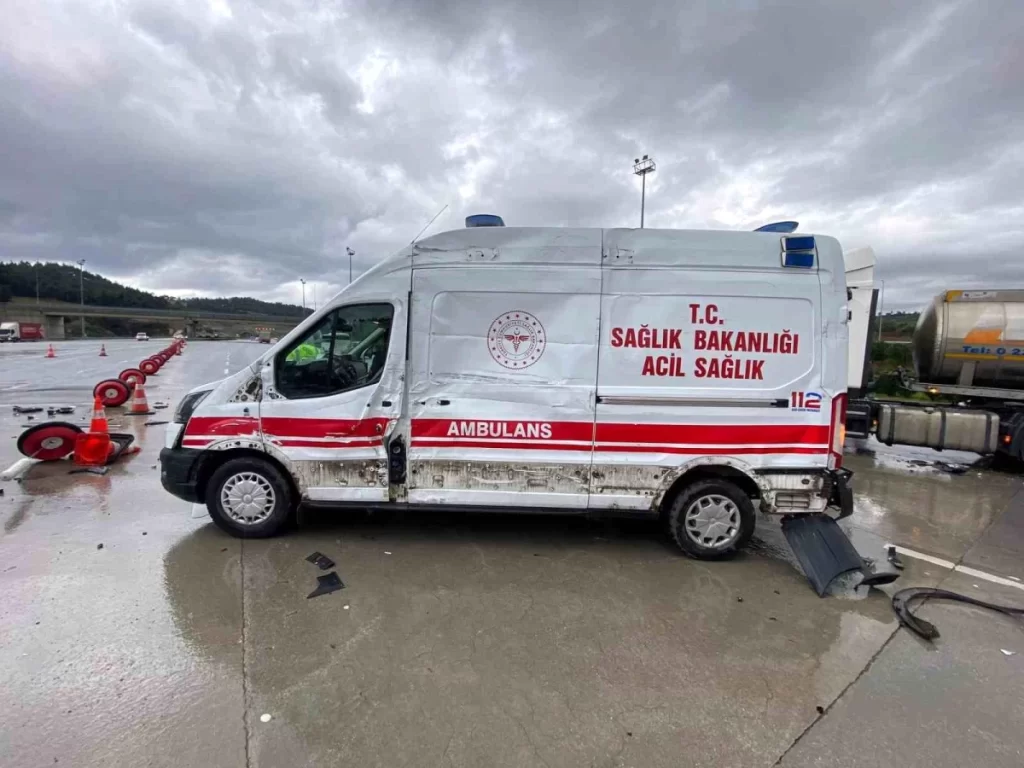 Bursa’da Ambulansa Tır Çarptı