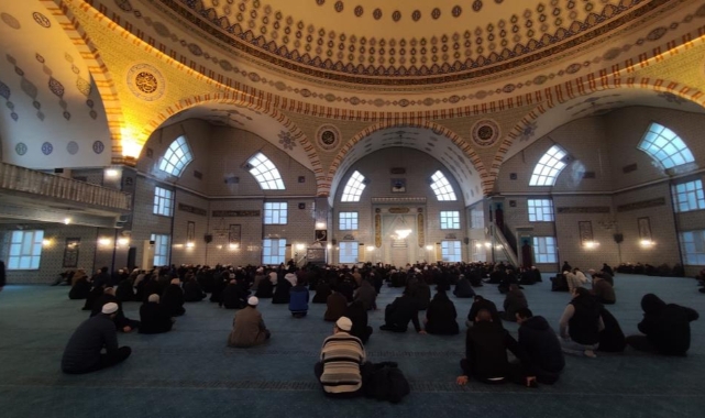 Bursa’da camilerde şehitler için dua edildi