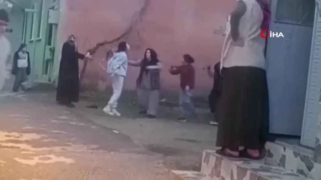 Bursa’da kızların gürültü kavgası kamerada: Saç baş birbirlerine girdiler