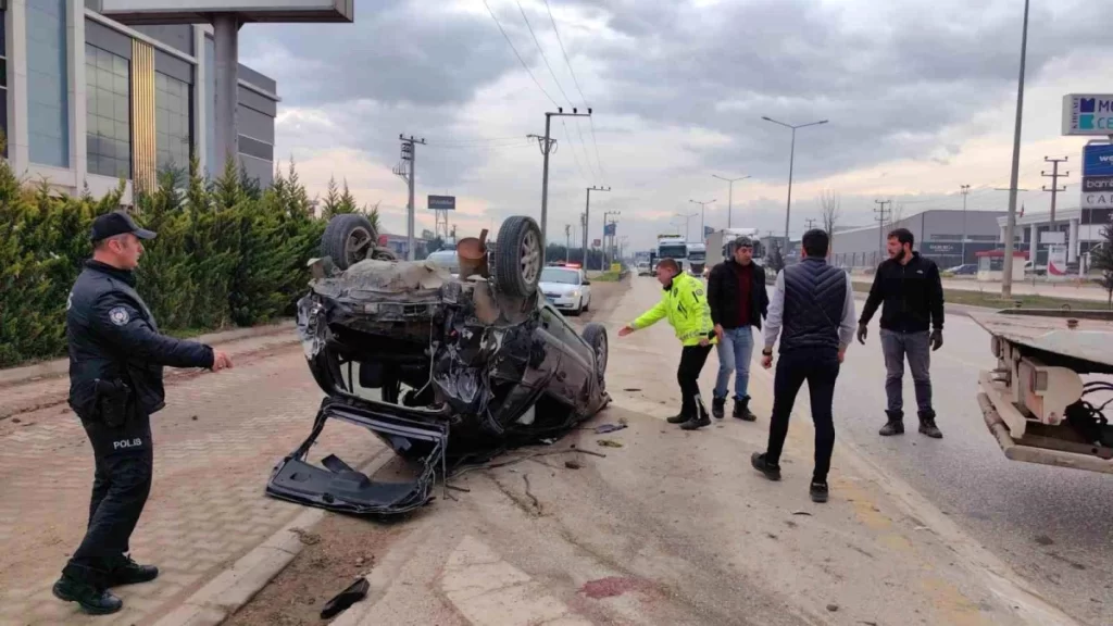 Bursa’da kontrolden çıkan otomobil taklalar atarak karşı şeride geçti