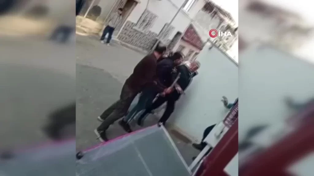 Bursa’da sopalarla öldüresiye dövdüler