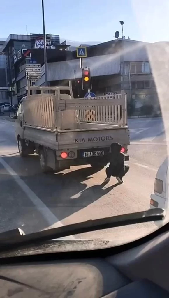 Bursa’da Yaşı Küçük Çocuğun Tehlikeli Yolculuğu Kamerada