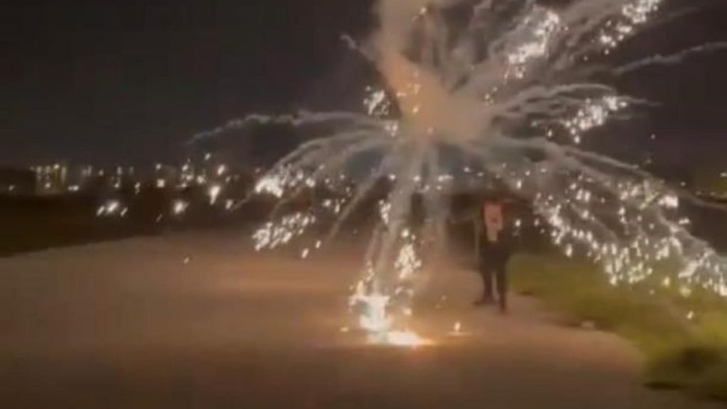 Bursa’da yılbaşı eğlencesinde kaza! Havai fişeğin elinde patladığı anlar kamerada