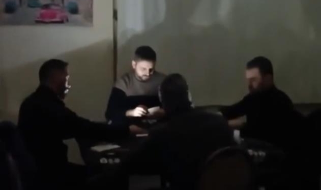 Elektrik kesilsede oyunu bırakmadılar