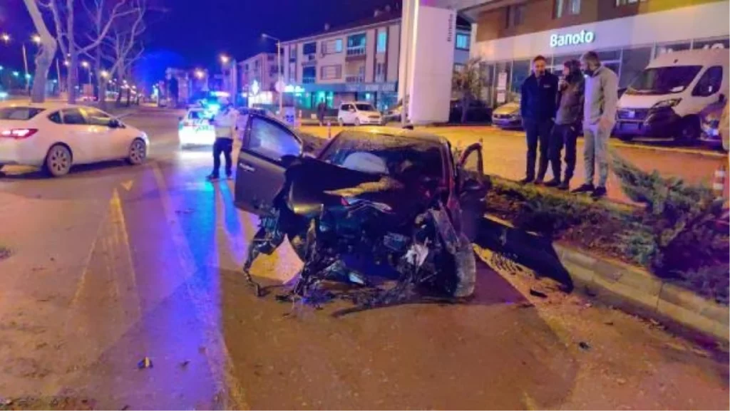 İnegöl’de araç ağaca çarptı: 1 yaralı