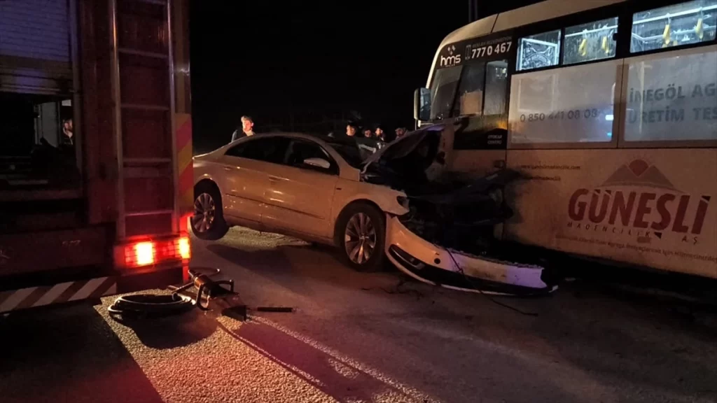 İnegöl’de Halk Otobüsü ile Otomobil Çarpıştı: 8 Yaralı