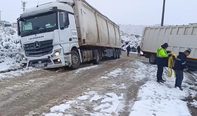 İnegöl’de kar yağışı sonrası tırlar yolda kaldı