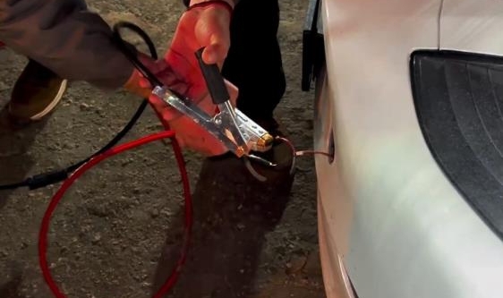 Tesla Uludağ’da dondu, Renault kurtardı