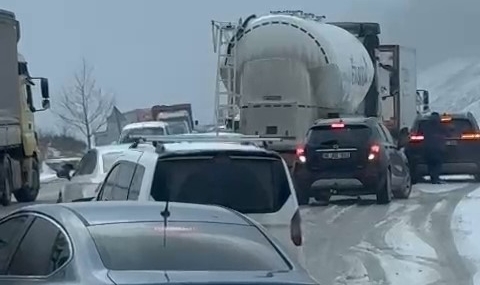 Yollar buz tuttu, araçlar yolda kaldı