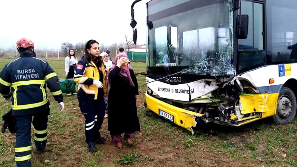 Bursa’da kafa kafaya çarpışan otobüs ve otomobilde 8 kişi yaralandı
