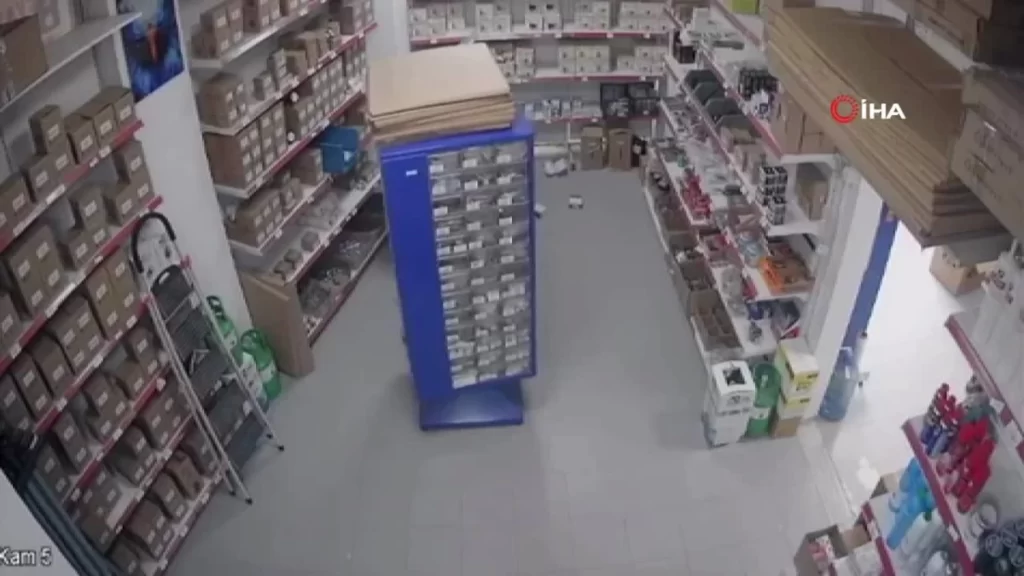 Gemlik’te deprem anında yaşanan panik kameralara yansıdı