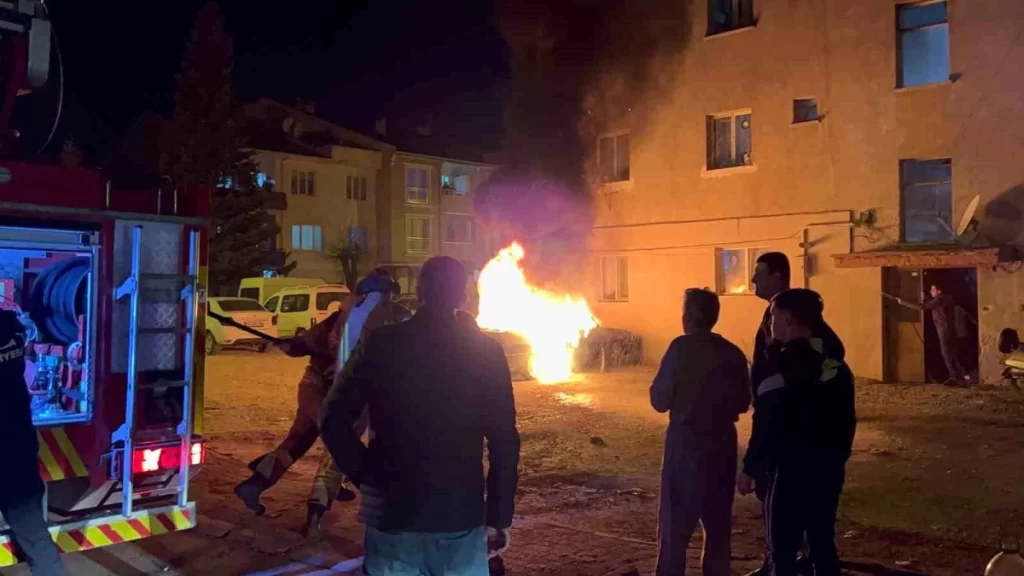 İnegöl’de park halindeki araç yanarak kullanılamaz hale geldi