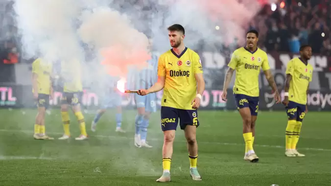 Akyazı’da taraftar sahaya indi! Fenerbahçeli futbolculara saldırdılar