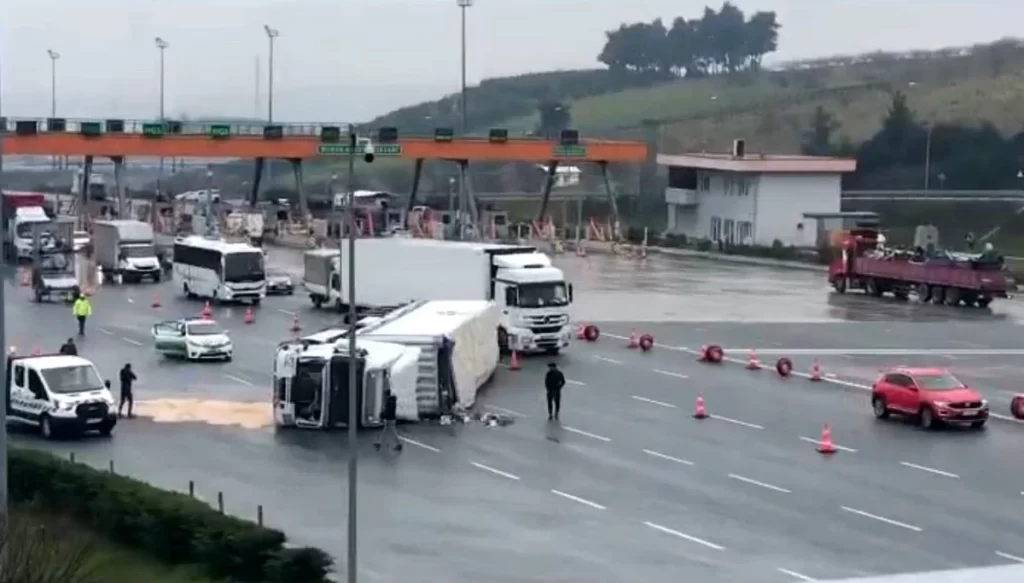 Bursa’da sürücüsünün kontrolünden çıkan tır devrildi