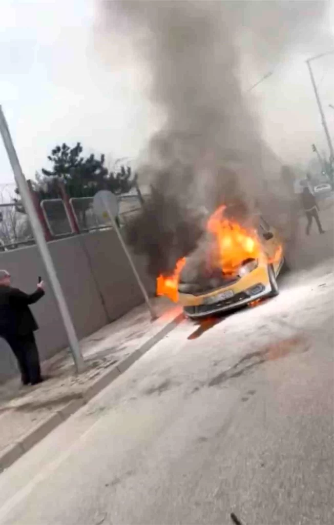 Bursa’da Ticari Taksi Motorunda Çıkan Yangın Büyük Hasara Yol Açtı
