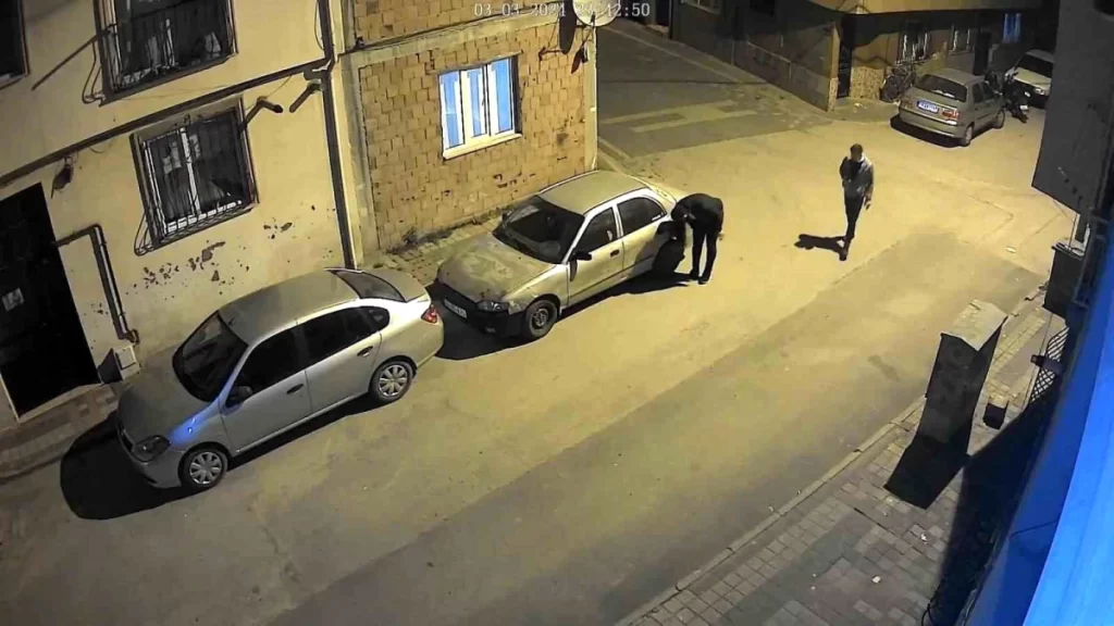İnegöl’de park halindeki aracın lastiğine bıçak saplayan genç güvenlik kamerasına yakalandı