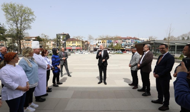 Belediye personeli Başkan Taban’ı çiçeklerle karşıladı