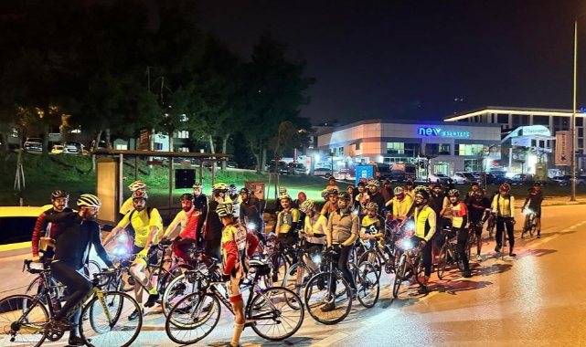 Bisiklet tutkunları iftar sonrası Uludağ’a pedal çevirdi