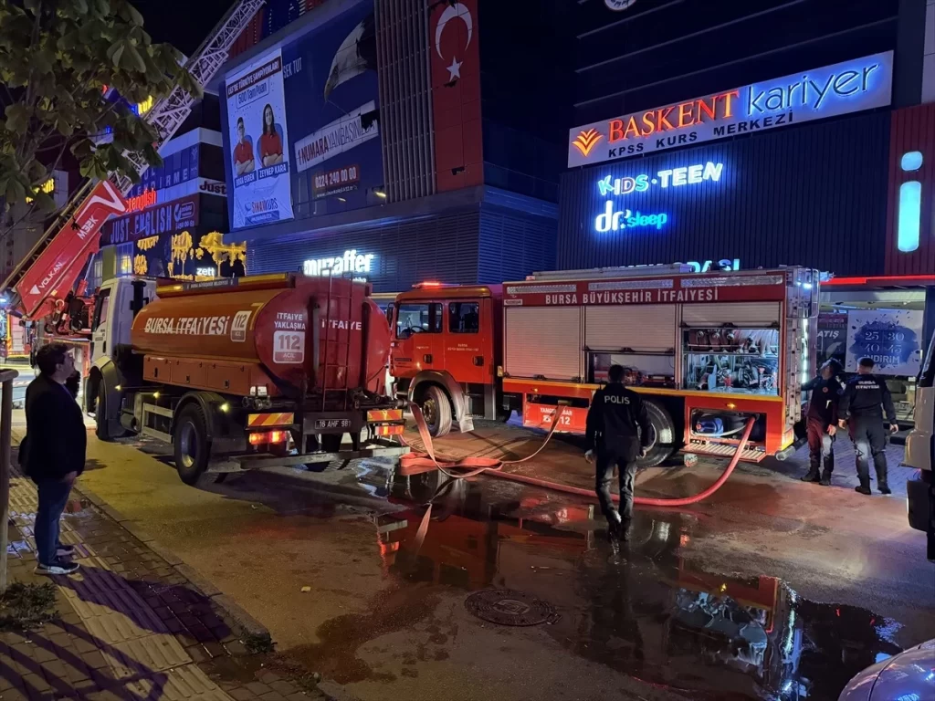 Bursa’da özel eğitim kurumunun bulunduğu iş merkezinde çıkan yangın söndürüldü