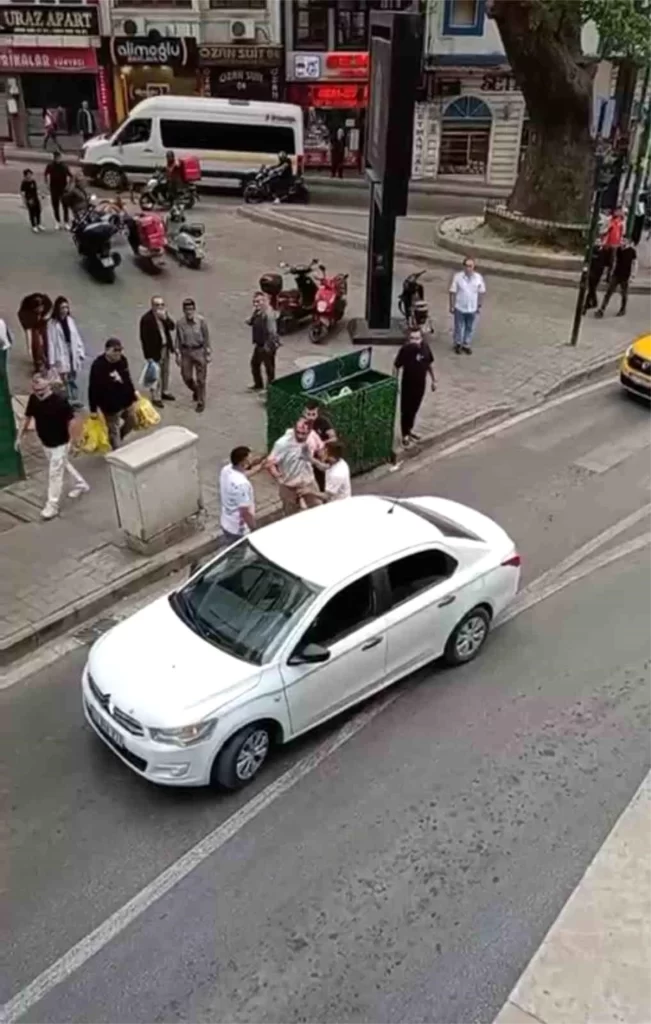 Bursa’da ‘yol verme’ tartışmasından sürücüler kavga ederek birbirlerine saldırdı