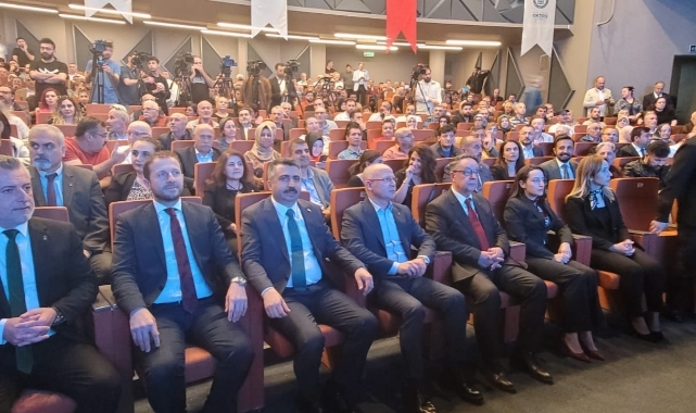 Oktay Yılmaz mazbatasını aldı