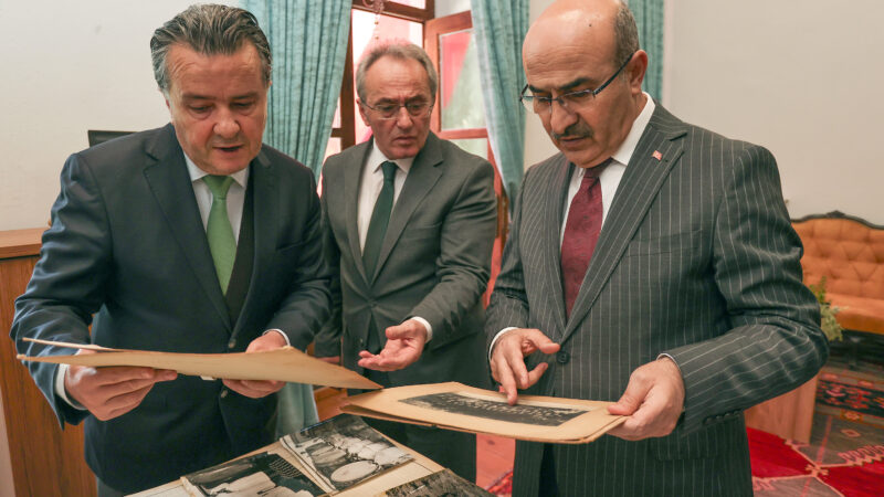 Bursa Valisi Mahmut Demirtaş tarihi liseye ziyaret etti