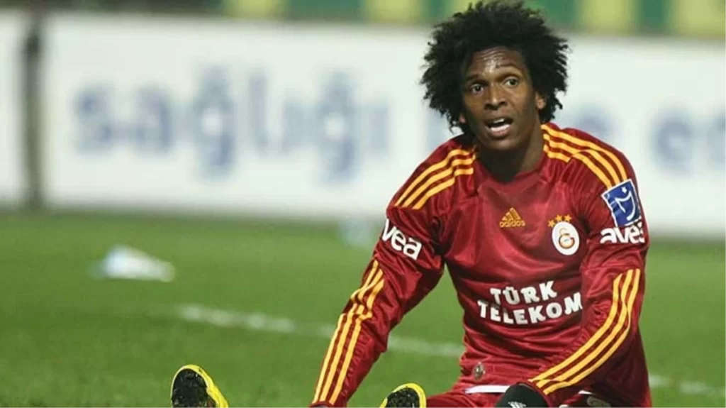 Galatasaray’ın eski yıldızı, takım otobüsüyle maça giderken tutuklandı