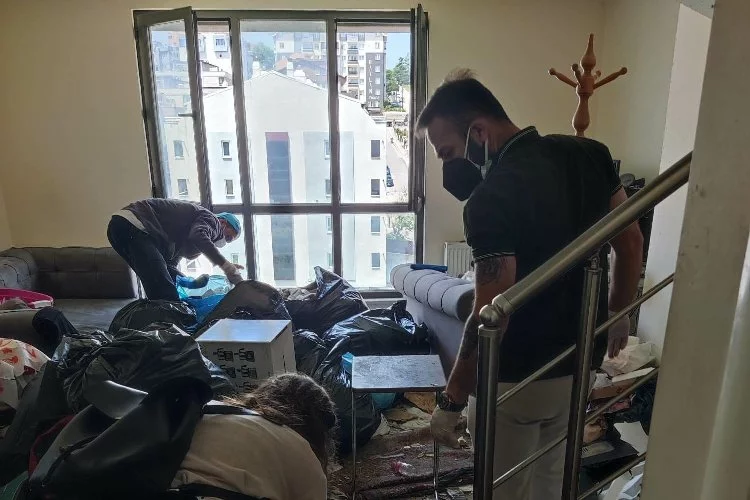 Nilüfer Belediyesi evden 8 ton çöp çıkardı