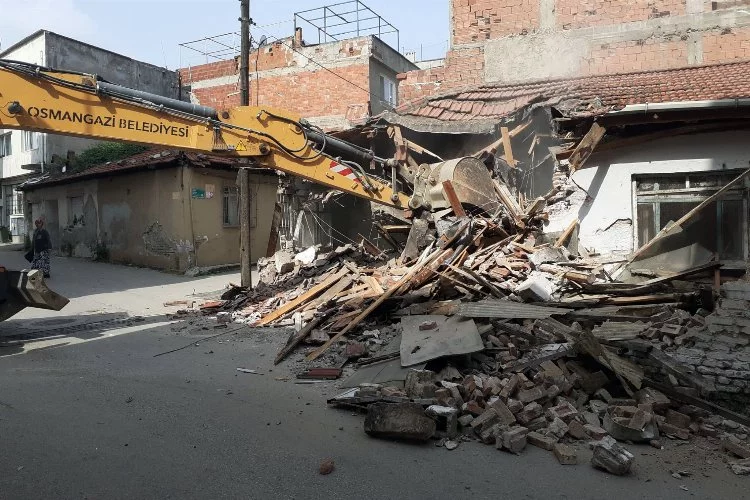 Osmangazi’de metruk binalar yıkılıyor