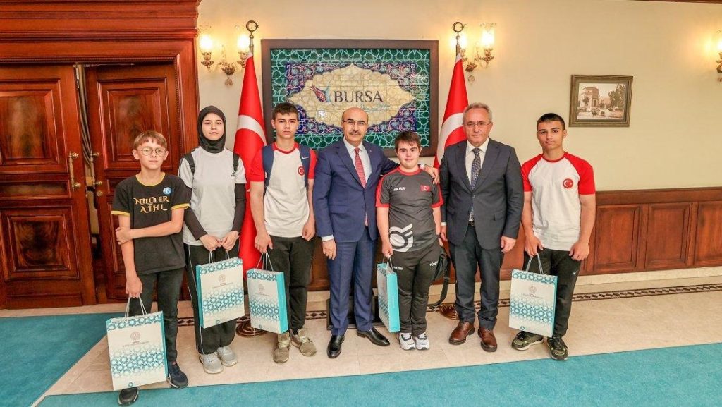 Bursa Valisi ödüllü öğrencileri kabul etti