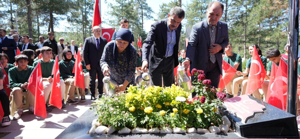 Bakan Tekin şehit öğretmen Aybüke Yalçın’ın kabrini ziyaret etti