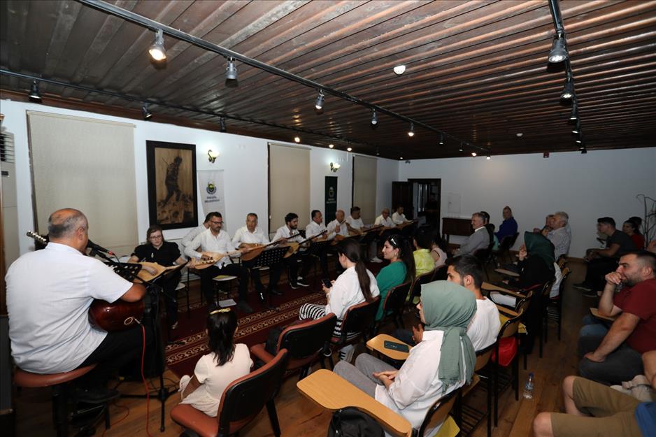 Bağlama kursiyerlerine Başkan Taban’dan tam not