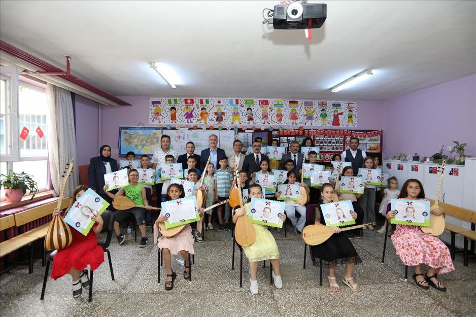 Cumhuriyet İlkokulu öğrencileri karnelerini protokolden aldı