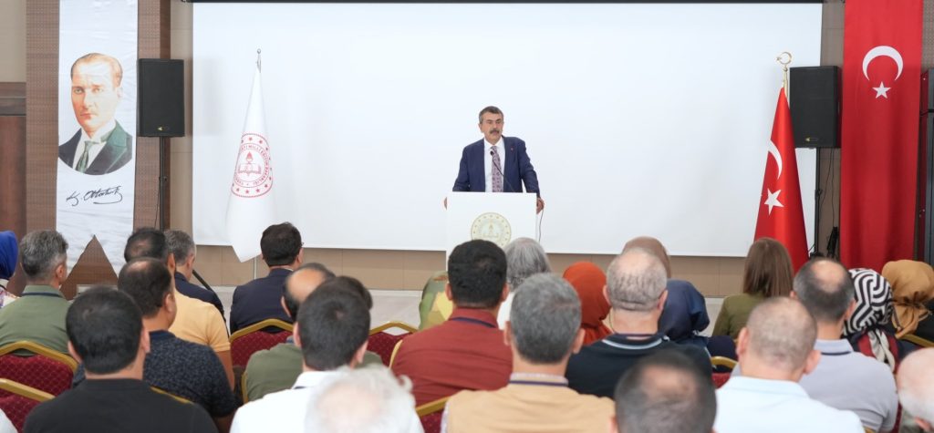 Bakan Tekin dayanıklı sınıflar eğitim kursunda