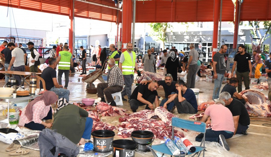 Bursa’da kurbanlık hayvanlar hijyenik koşullarda kesildi