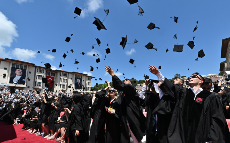 Koç Üniversitesi 30’uncu dönem mezunlarını verdi