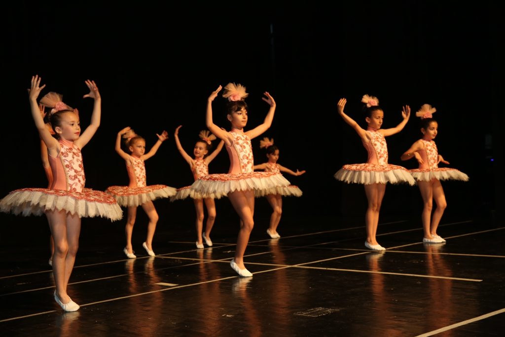Küçük dansçılar bale resitalinde parladı