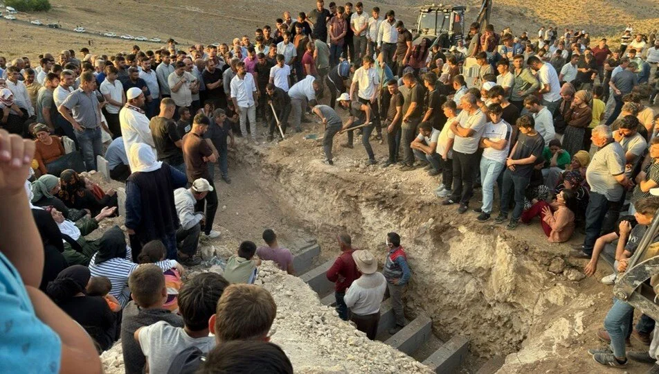 Anız yangınında hayatını kaybedenler toprağa verildi