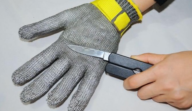 Çelik eldiven raflarda yerini aldı