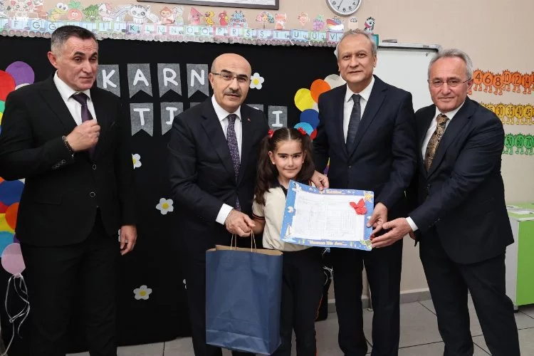 Bursa’da öğrencilerin karne coşkusu