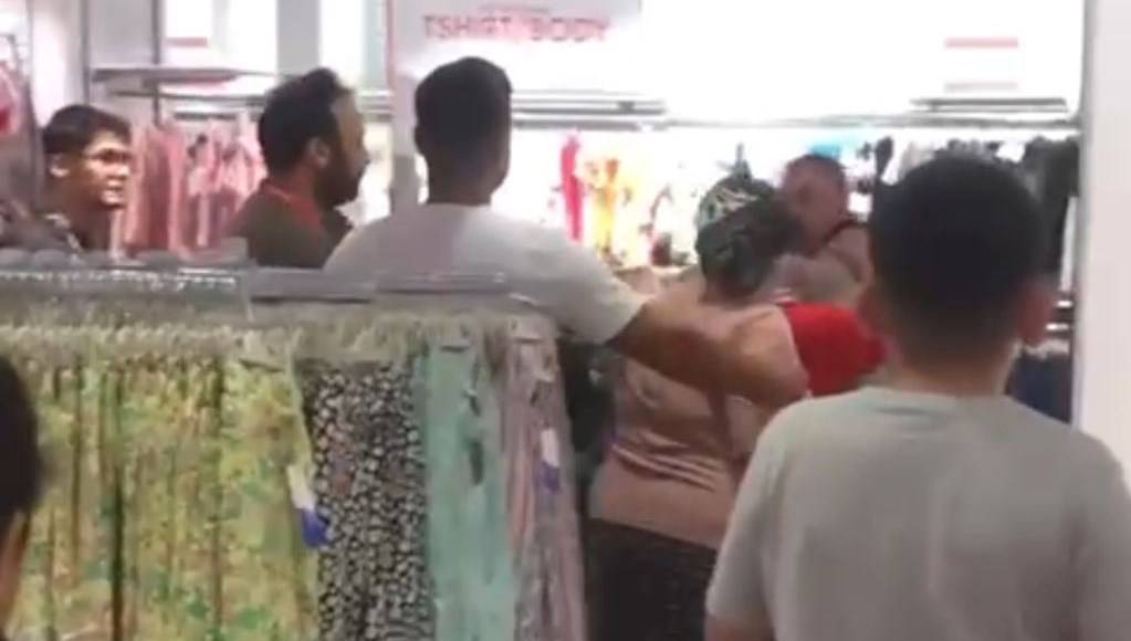 Bursa’da son kalan kıyafet için kavga ettiler