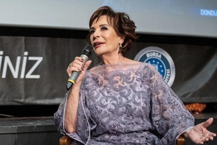 Hülya Koçyiğit’ten aile vurgusu
