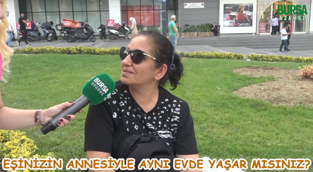 Eşinizin annesiyle aynı evde yaşar mısınız?