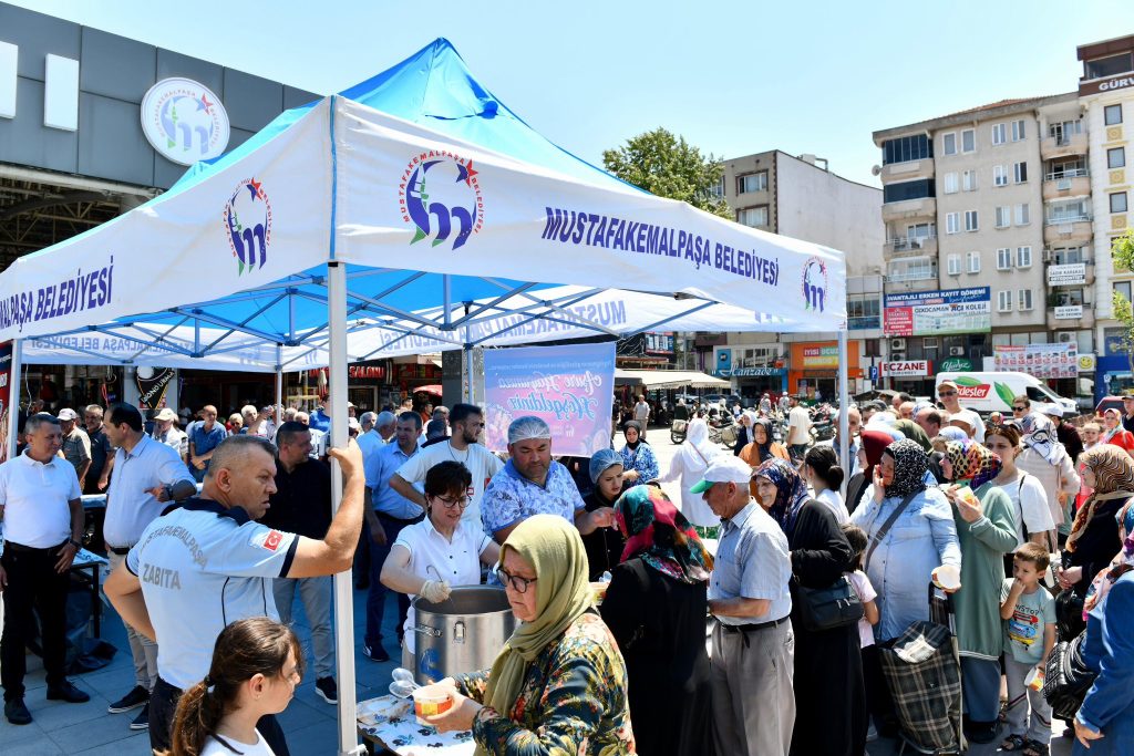 Mustafakemalpaşa Belediyesi’nden geleneksel aşure hayrı