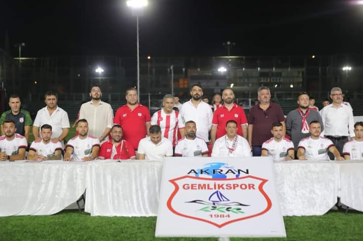 Gemlikspor’un şampiyon kadrosu için imza töreni