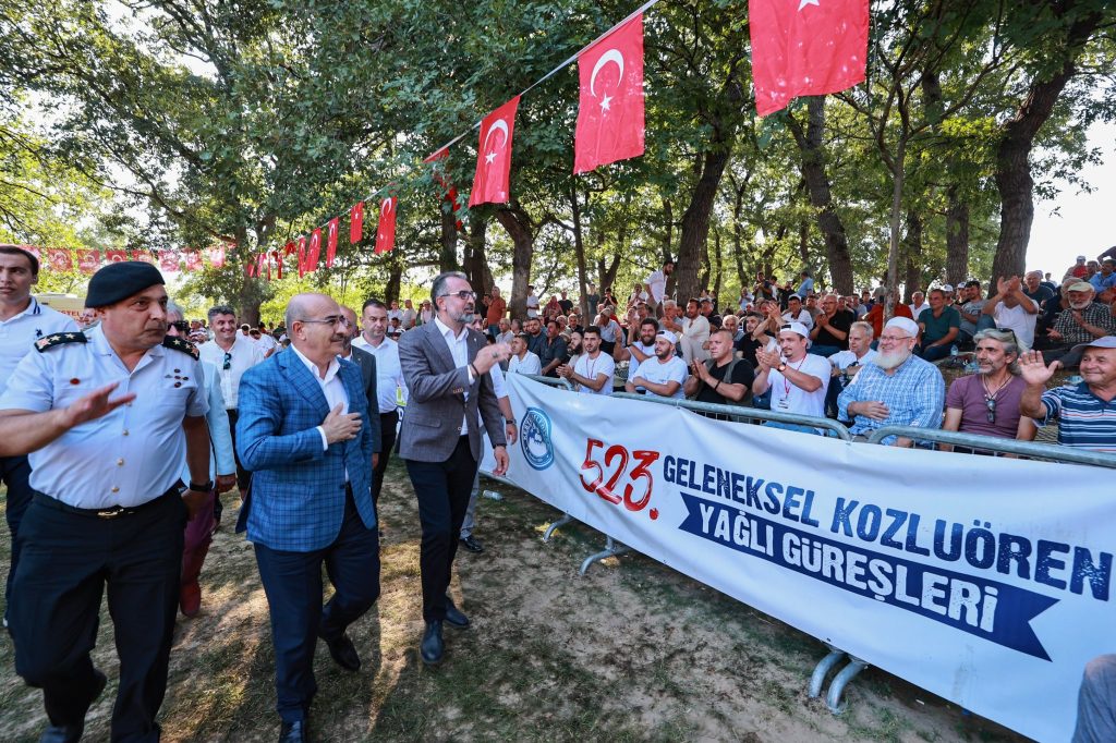Vali Demirtaş, Yağlı Pehlivan Güreşleri’nde ödülleri taktim etti