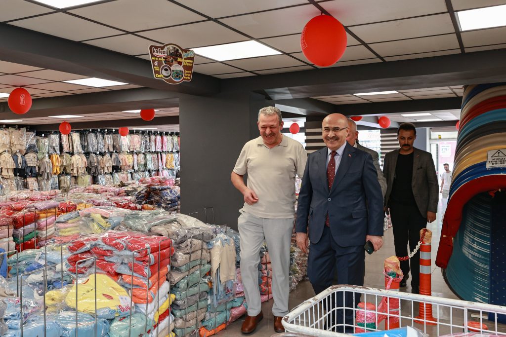 Vali Mahmut Demirtaş, Vişne Caddesi’ndeki esnafı ziyaret etti
