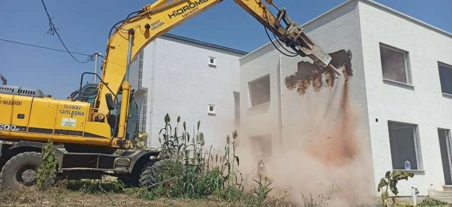 Mudanya ilçesinde kentsel dönüşüme giren binalar yıkılıyor 