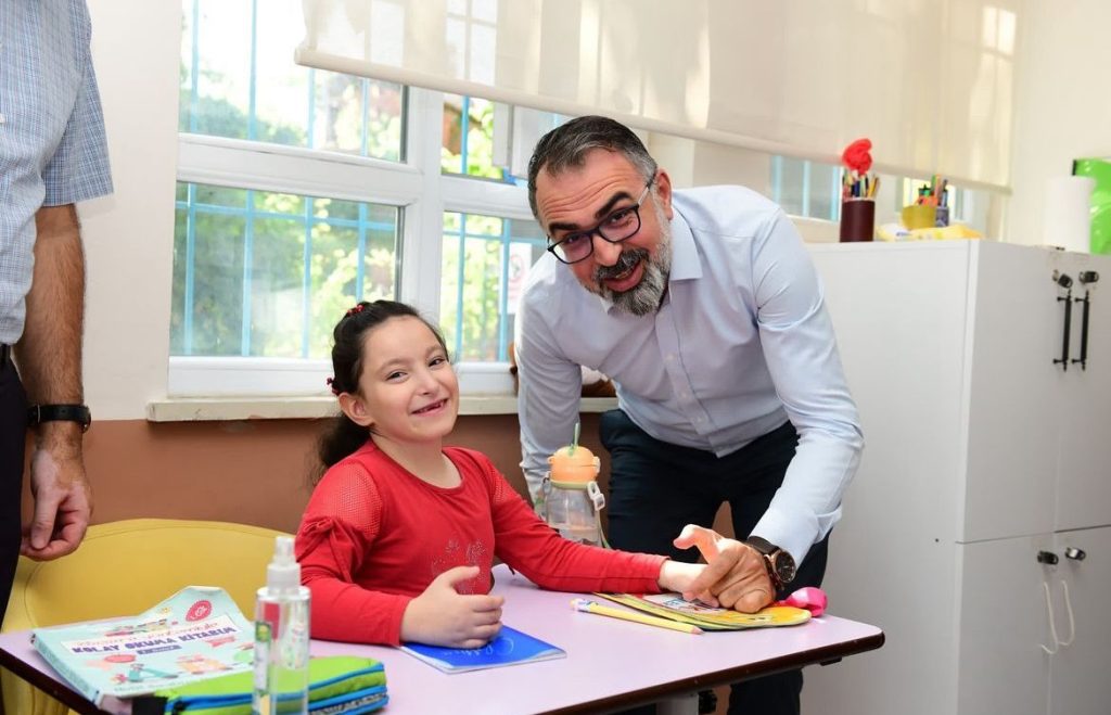 Başkan Ferhat Erol, özel eğitim öğrencilerini ziyaret etti